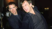 Kommissar Bonhoff (Wolfgang Krewe, l.) hält Gregor Sattler (Peter Davor) davon ab, Hartmut Schadow anzugreifen. Kommissar Bonhoff (Wolfgang Krewe, l.) hält Gregor Sattler (Peter Davor) davon ab, Hartmut Schadow anzugreifen.