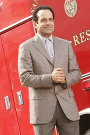 Monk (Tony Shalhoub) versucht den Mordversuch an der Schauspielerin Christine Rapp aufzukl&auml;ren, die vor 35 Jahren die kleine Tochter in Monks Lieblings-Sitcom &bdquo;Der Cooper Clan&ldquo; gespielt hat.