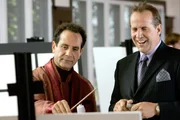 Monk "Mr. Monk malt". Im Bild (v.li.): Tony Shalhoub (Adrian Monk), Peter Stormare (Petya Lovak). Monk "Mr. Monk malt". Im Bild (v.li.): Tony Shalhoub (Adrian Monk), Peter Stormare (Petya Lovak).