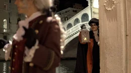 In Venedig an der Rialto-Br&uuml;cke: Kunstagent Ventura Rossi (mit Maske) observiert seinen Kontrahenten Francesco Algarotti (unscharf)