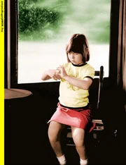 Grete (Veronika Tyblova) hat den Zauberring geliehen und probiert ihn aus. Grete (Veronika Tyblova) hat den Zauberring geliehen und probiert ihn aus.