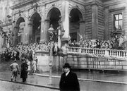Die nationalsozialistische Demonstration vor der Wiener Universität wenige Augenblicke vor den Zusammenstößen. – An der Wiener Universität kam es zu Zusammenstößen zwischen nationalsozialistischen und politisch andersgesinnten Studenten. Mehrere Studenten wurden im Verlaufe der Schlägerei verletzt, einer von ihnen schwer.