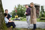 Marie Brand (Mariele Millowitsch, r.) und Jürgen Simmel (Hinnerk Schönemann, 2.v.r.) befragen am Tatort die Kollegin Claudia Baum (Nagmeh Alaei, l.) zu dem Schützen. (Komparse im Bild) Marie Brand (Mariele Millowitsch, r.) und Jürgen Simmel (Hinnerk Schönemann, 2.v.r.) befragen am Tatort die Kollegin Claudia Baum (Nagmeh Alaei, l.) zu dem Schützen. (Komparse im Bild)