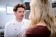 Larissa (Anna Karolin Berger, r.) bittet Kilian (Anthony Paul, l.) um einen delikaten Gefallen.