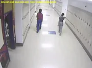 Überwachungskamera-Aufnahme: Täter und Opfer gehen gemeinsam durch die Schule