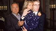 Auf der Beerdigung von Andrea Kummer beobachtet Kommissar Kehler (Wolfgang Bathke, l.) die Reaktionen der Trauergäste. Andreas Sohn Sebastian (Jona Mues) und ihre kleine Tochter (Komparsin) sind schockiert, als sich auf der Trauerfeier ein heftiger Streit entwickelt. Auf der Beerdigung von Andrea Kummer beobachtet Kommissar Kehler (Wolfgang Bathke, l.) die Reaktionen der Trauergäste. Andreas Sohn Sebastian (Jona Mues) und ihre kleine Tochter (Komparsin) sind schockiert, als sich auf der Trauerfeier ein heftiger Streit entwickelt.