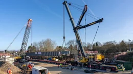 Im Einsatz f&uuml;r diesen Hub bei Flensburg sind zwei gigantische Mobilkrane, einer mit Teleskopausleger, der bis zu 750 Tonnen heben kann und einer mit Gittermast, der maximal 550 Tonnen schafft. Eine ganze Nacht dauert der Aufbau der zwei Krane.
