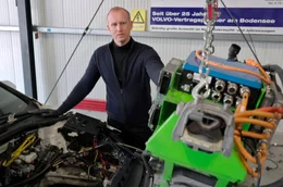 Alexander Bauer r&uuml;stet in einen Start-Up in &Uuml;berlingen am Bodensee einen VW Golf 7 mit einem Bausatz zum einem E-Fahrzeug um.