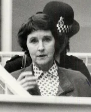 Susan Wilberforce wird beschuldigt, im Jahr 1987 den Architekt Simon Dale ermordet zu haben. Susan Wilberforce wird beschuldigt, im Jahr 1987 den Architekt Simon Dale ermordet zu haben.