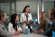 CHICAGO MED -- "Timing" Episode 118 -- Pictured: Torrey DeVitto als Dr. Natalie Manning, Rachel DiPillo als Dr. Sarah Reese.