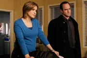 Law & Order: SVU #07015 "Manipulated" 12-16-2005 Director: Matt Earl Beesley DP: Geoffrey Erb Scene 32 (Int) Hospital Room "Tessa won't betray client/attorney priviledges " Chris Meloni (Stabler) Mariska Hargitay (Benson) Rebecca De Mornay (Tessa) Law & Order: SVU #07015 "Manipulated" 12-16-2005 Director: Matt Earl Beesley DP: Geoffrey Erb Scene 32 (Int) Hospital Room "Tessa won't betray client/attorney priviledges " Chris Meloni (Stabler) Mariska Hargitay (Benson) Rebecca De Mornay (Tessa)