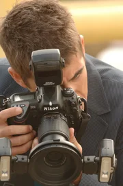 Ein Marineoffizier wird auf einem privaten Schie&szlig;platz mit mehreren Einschussl&ouml;chern tot aufgefunden. Ryan (Jonathan Togo) beginnt mit der Spurensicherung.