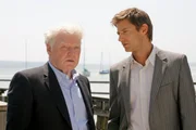 Noch weiß Kommissar Sven Hansen (Igor Jeftic, r.) nicht, dass sein Vater Olaf (Friedhelm Ptok, l.) eine Überraschung für ihn hat.