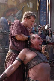 Lucius Vorenus (Kevin McKidd) tötet einen Gladiator, um seinen Freund Titus Pullo zu retten.
