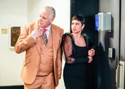 Vyto Ruginis (Arkady Kolcheck), Emily Morales-Cabrera (Assistentin). Vyto Ruginis (Arkady Kolcheck), Emily Morales-Cabrera (Assistentin).