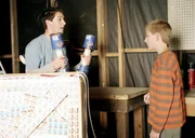 "Malcolm mittendrin", "Der Bienenkampf." Malcolms Nachbarin Jesse gibt ihm Lehrstunden im Fach 'emotionale Erpressung'. Vor allem bei Lois feiert Malcolm beachtliche Erfolge. Indes führt Hal einen Kampf gegen eine Biene. Sie ist die einzig Überlebende des Bienenstocks, den Hal aus der Garage entfernt hat.Im Bild (v.li.): Justin Berfield (Reese), Erik Per Sullivan (Dewey). "Malcolm mittendrin", "Der Bienenkampf." Malcolms Nachbarin Jesse gibt ihm Lehrstunden im Fach 'emotionale Erpressung'. Vor allem bei Lois feiert Malcolm beachtliche Erfolge. Indes führt Hal einen Kampf gegen eine Biene. Sie ist die einzig Überlebende des Bienenstocks, den Hal aus der Garage entfernt hat.Im Bild (v.li.): Justin Berfield (Reese), Erik Per Sullivan (Dewey).