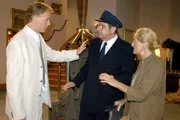 (v.li.): Albert Fortell (Felix Hofstätter), Gerd Baltus (Chauffeur), Erni Mangold (Mathilda von Braun).