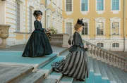 Königin Marie Antoinette (Verena Altenberger, l) und Gräfin von Greiner (Lisa Vicari, r) gehen die Treppe vor der Hofburg hinab. Königin Marie Antoinette (Verena Altenberger, l) und Gräfin von Greiner (Lisa Vicari, r) gehen die Treppe vor der Hofburg hinab.