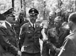 V.l.: Adolf Hitler, Marin Bormann und Heinrich Himmler  Die Verwendung des sendungsbezogenen Materials ist nur mit dem Hinweis und Verlinkung auf RTL+ gestattet.  +++ Die Verwendung des sendungsbezogenen Materials ist nur mit dem Hinweis und Verlinkung auf RTL+ gestattet. +++