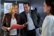 Die Kommissare Winter (Vanessa Eckart, l.) und Aubinger (Thomas Birnstiel, M.) sind gespannt, ob die Untersuchungsergebnisse von Pathologin Sandra Mai (Sina Wilke, r.) sie auf eine neue Spur bringt. Die Kommissare Winter (Vanessa Eckart, l.) und Aubinger (Thomas Birnstiel, M.) sind gespannt, ob die Untersuchungsergebnisse von Pathologin Sandra Mai (Sina Wilke, r.) sie auf eine neue Spur bringt.