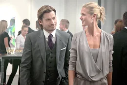 Diana (Synn&oslash;ve Macody Lund) hat eine Aff&auml;re mit Clas Greve (Nikolaj Coster-Waldau), der sich als Gesch&auml;ftsmann ausgibt.