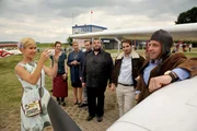 Hauptkommissar Paul Kleinert hat zum Geburtstag einen Rundflug über den Harz geschenkt bekommen, Klara macht ein Erinnerungsfoto. v.l.n.r. Klara (Wolke Hegenbarth), Inga Winter (Daniela Schulz), Dr. Gertrud Müller-Dietz (Alexa Maria Surholt), Jonas Wolter (Jan Niklas Berg), Ollie Ollenhauer (Christoph HagenDittmann), Pilot Arndt Simon (Martin Trippensee), Paul Kleinert (Felix Eitner).
