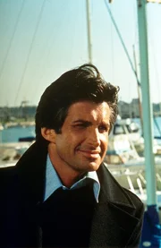 Columbo "Der Schlaf, der nie endet". Im Bild: George Hamilton (Dr. Marcus Collier).