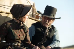 Mary Bee Cuddy (Hilary Swank) und George Briggs (Tommy Lee Jones), reisen von nun an gemeinsam.