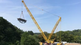 Nahe der schw&auml;bischen Ortschaft Affalterbach hievt der Megakran eine Eisenbahnbr&uuml;cke &uuml;ber einen Bach in einem Naturschutzgebiet.