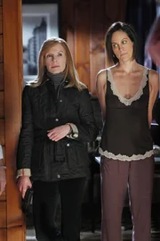 Die tragischen Ereignisse, in denen auch Laura Gabriel (Annabeth Gish, r.) eine wichtige Rolle spielte, haben in Catherine (Marg Helgenberger) einen Entschluss reifen lassen... Die tragischen Ereignisse, in denen auch Laura Gabriel (Annabeth Gish, r.) eine wichtige Rolle spielte, haben in Catherine (Marg Helgenberger) einen Entschluss reifen lassen...
