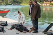 Michael Kroh (Sebastian Feicht), Berufsfischer am K&ouml;nigssee, liegt erschlagen am Ufer. Sonja Bitterling (Genoveva Mayer), Jerry Paulsen (Peter Marton) und Benedikt Beissl (Andreas Giebel, v.l.n.r.) bei der Beweisaufnahme.