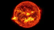 Diese Aufnahme der Solar Dynamics Observatory Mission der NASA zeigt das helle Licht einer Sonneneruption auf der linken Seite der Sonne. Diese Aufnahme der Solar Dynamics Observatory Mission der NASA zeigt das helle Licht einer Sonneneruption auf der linken Seite der Sonne.