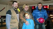 Trödelexperte Otto Schulte (re.) mit Armin (li.) und Silvia sowie Sohn Lennart. Trödelexperte Otto Schulte (re.) mit Armin (li.) und Silvia sowie Sohn Lennart.