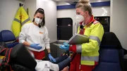 Rettungssanitäterin Kasia Datta (li.) und Notfallsanitäterin Melli Kaiser Rettungssanitäterin Kasia Datta (li.) und Notfallsanitäterin Melli Kaiser