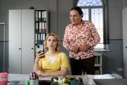 Frau Lange (Sarah Thonig, l.) und Frau Grasegger (Ursula Maria Burkhart, r.) verfolgen den Livestream, den die Influencerin Jana Serana live vom Tatort postet.