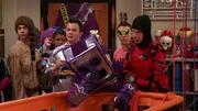 Vorne, l-r: Gibby (Noah Munck), Spencer Shay (Jerry Trainor)