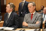 Der Earl (Richard E. Grant, r.) denkt gar nicht daran, seiner Tochter ihr Erbe auszuzahlen. Anwalt Kevin Archer (Adrian Lukis, l.) soll ihn dabei unterstützen. Der Earl (Richard E. Grant, r.) denkt gar nicht daran, seiner Tochter ihr Erbe auszuzahlen. Anwalt Kevin Archer (Adrian Lukis, l.) soll ihn dabei unterstützen.