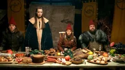 Von links: Birk (Jakob Femerling), Tinka (Josephine Chavarria Højbjerg), Falke (Viilbjørk Malling Agger) und Grot (Esben Dalgaard Andersen) beim Festmahl in der Halle der Könige.
