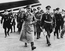 V.l.: Adolf Hitler und Hermann G&ouml;ring  Die Verwendung des sendungsbezogenen Materials ist nur mit dem Hinweis und Verlinkung auf RTL+ gestattet.  +++ Die Verwendung des sendungsbezogenen Materials ist nur mit dem Hinweis und Verlinkung auf RTL+ gestattet. +++