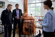 Der Chef der Firma "Bartlbr&auml;u" wurde tot in seiner eigenen Brauerei aufgefunden. Pathologin Mai (Sina Wilke, r.) kl&auml;rt Kommissar Hansen (Igor Jeftic, M.) und Polizeihauptmeister Mohr (Max M&uuml;ller, l.) &uuml;ber die Todesursache auf.