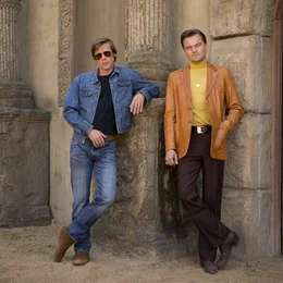 L-R: Cliff Booth (Brad Pitt) und Rick Dalton (Leonardo DiCaprio)