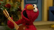 Elmo macht Musik.