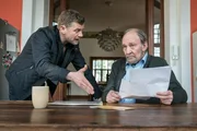 S&ouml;ren Brand (Andreas Guenther, l.); Herbert Brand (Michael Mendl, r.)
