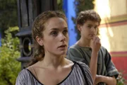 Octavia (Kerry Condon) bittet ihren Bruder Octavius (Max Pirkis), ihr ein Geheimnis zu verraten.