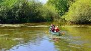 Paddelnde Freizeitsportler spiegeln sich im Wasser des Flusses Leine mitten in der Großstadt Hannover. Paddelnde Freizeitsportler spiegeln sich im Wasser des Flusses Leine mitten in der Großstadt Hannover.