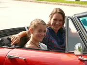 Klara Hoffmann (Nike Fuhrmann, re.) und ihre Tochter Sarah (Anna Hippert).