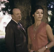 Kommissar Keller (Erik Ode) trifft Fr&auml;ulein Krems (Marianne Koch) im Park an. Er muss ihr einige unbequeme Fragen stellen.