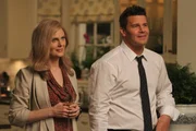 Booth (David Boreanaz) ist erleichtert, Brennan (Emily Deschanel) gefunden zu haben, die sich wegen des Mordverdachts verstecken musste. Booth (David Boreanaz) ist erleichtert, Brennan (Emily Deschanel) gefunden zu haben, die sich wegen des Mordverdachts verstecken musste.