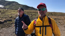 Aufbruch zum Sn&aelig;fellsj&ouml;k&uuml;ll: Fotograf Ragnar Axelsson (Hintergrund) und Herz-Chirurg Tomas Gudbjartsson.