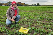 In der drei&szlig;igmin&uuml;tigen Reportage besucht Moderatorin Catherine Vogel Orte, in denen k&uuml;nstliche Intelligenz schon konkret unseren Alltag beeinflusst. - Catherine Vogel auf dem Forschungs-Bauernhof Laacher Hof von Bayer Crop Science bei Monheim.